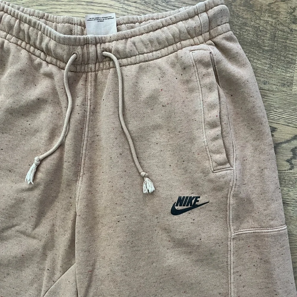 NIKE club fleece shorts speckled tan size S